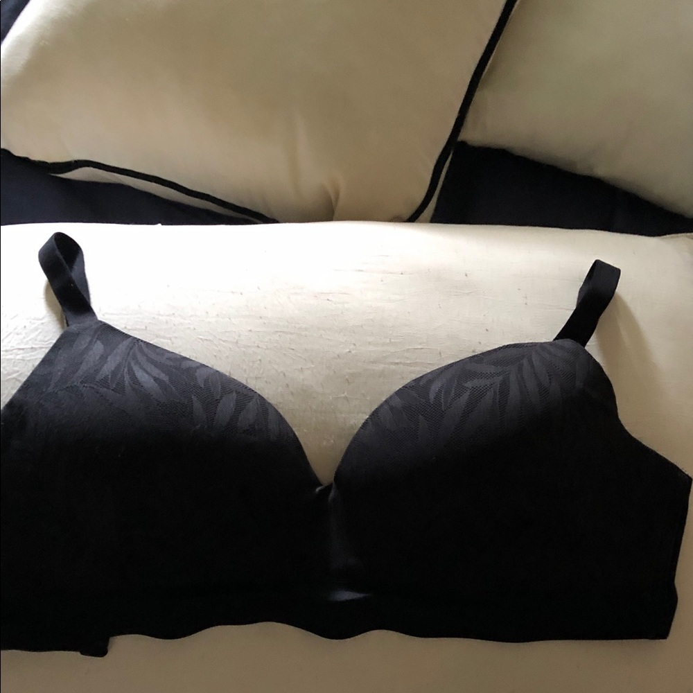 Soma Black Seamless T-Shirt Bra with Subtle Leaf Pattern
